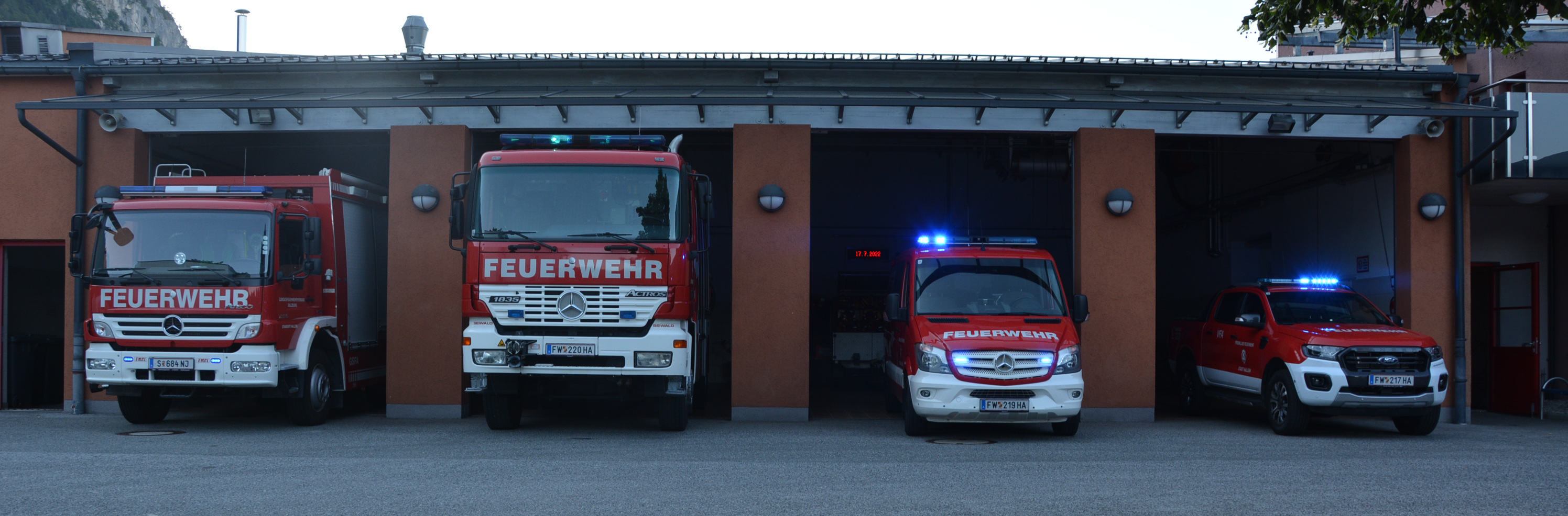 Fuhrpark_HalleA_Innenhof_mit_Blaulicht