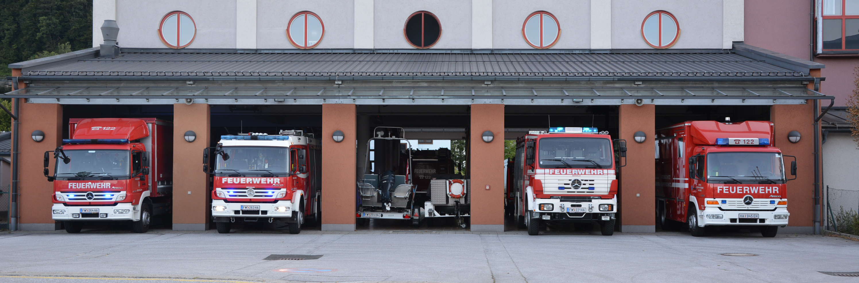 Fuhrpark_HalleB_Neualmerstrasse_mit_Blaulicht_aussen