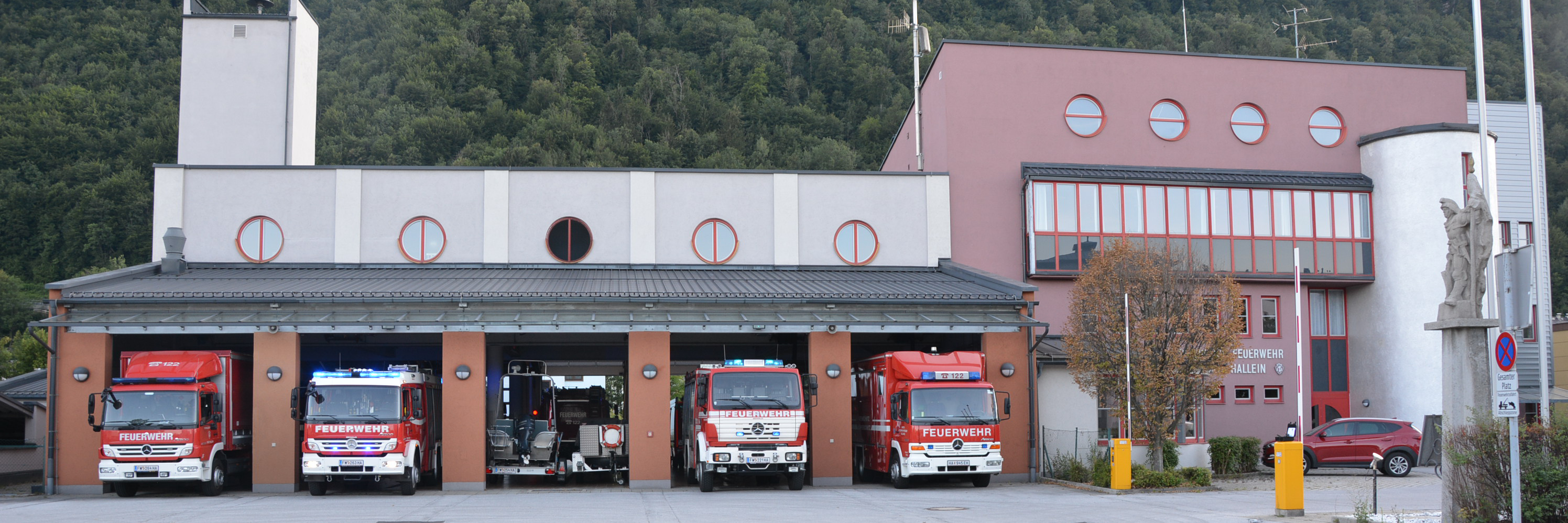 Fuhrpark_HalleB_Neualmerstrasse_mit_Blaulicht_aussen_mit_Feuerwehr