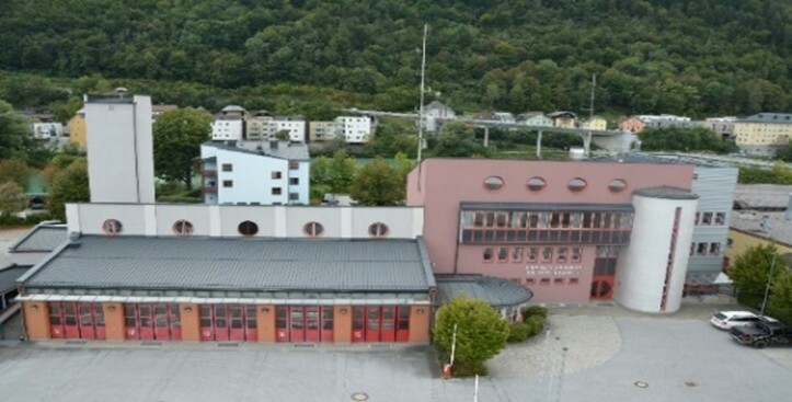 25_Strassenansicht  mit alten Einfahrtstoren 