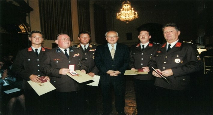 29_Ueberreichung der Lebensrettungsmedaille 1999