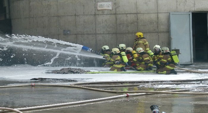 33_Brandbekaempfung mit Wasserwerfer und Schaum   Fa. Leube