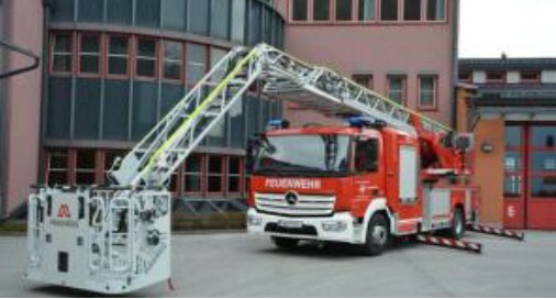 34_Feuerwehr Drehleiter mit Gelenkteil   2016